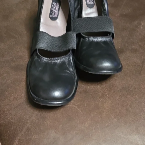 Elegant Black Heels with Glossy Finish - Picture 4 of 4